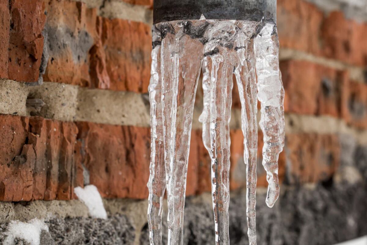 Hay que evitar instalaciones en el exterior de las paredes. Foto: Freepik / Aguas Cordobesas