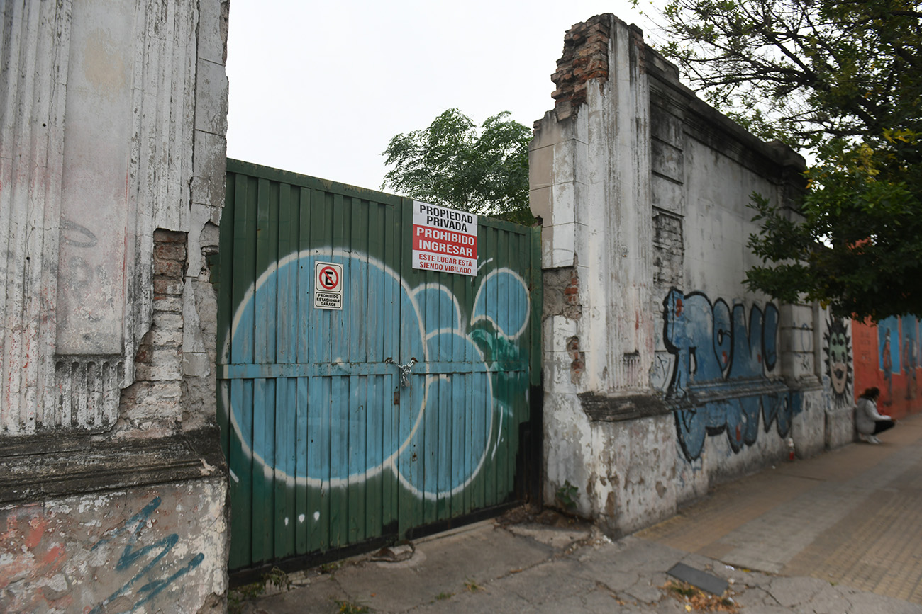 Predio de afip en estado de abandono en humberto primo esquina Tucumán ( Ramiro Pereyra /La Voz)