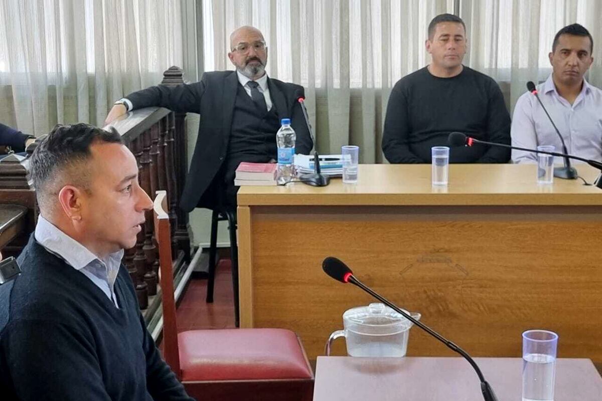 Tres efectivos de la policía de Córdoba son juzgados por presunto abuso de autoridad y apremios ilegales en los tribunales de Villa Dolores. (La Voz)