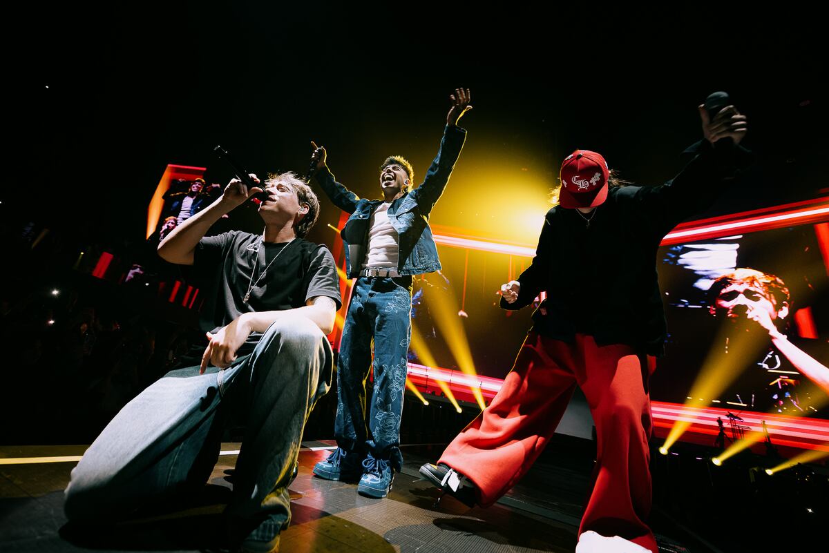 Paulo Londra, durante su reciente show en el Movistar Arena de Buenos Aires. Aquí, en compañía de Luck Ra y Valentino Merlo. (Gentileza Vicky Dragonetti e @irishsuarez)