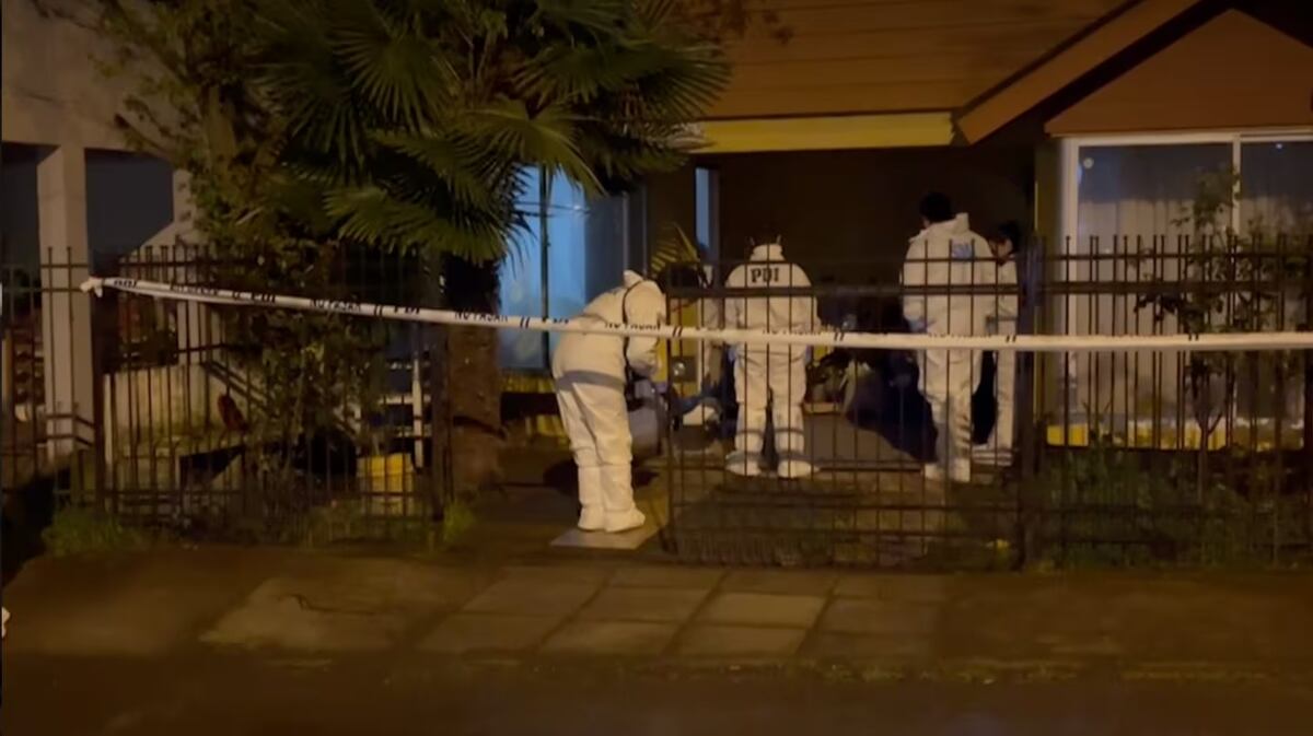 La mujer permanece desaparecida y la Policía la busca intensamente. La escena del crimen fue descubierta por el papá de las víctimas.