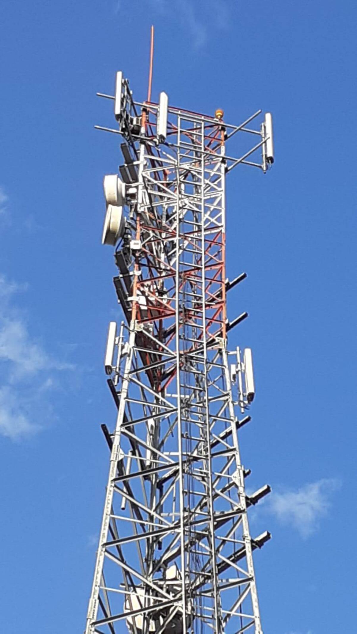 Teléfonos, wifi, microondas... la tecnología nos rodea. El ingeniero Ezequiel Tardivo detalla la diferencia entre tipos de radiaciones y sugiere prácticas para un uso responsable. (Ciec)