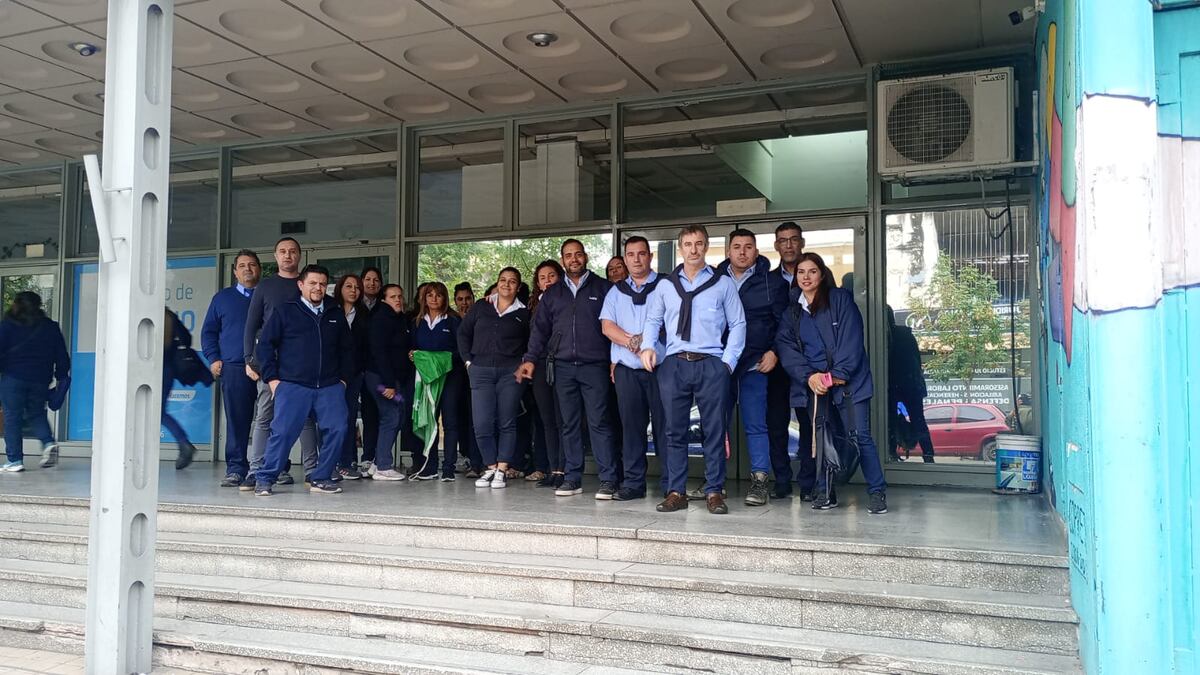 Trabajadores de UTA reunidos en el Ministerio de Trabajo luego de la presentación de la denuncia al Grupo Fam. (Gentileza).