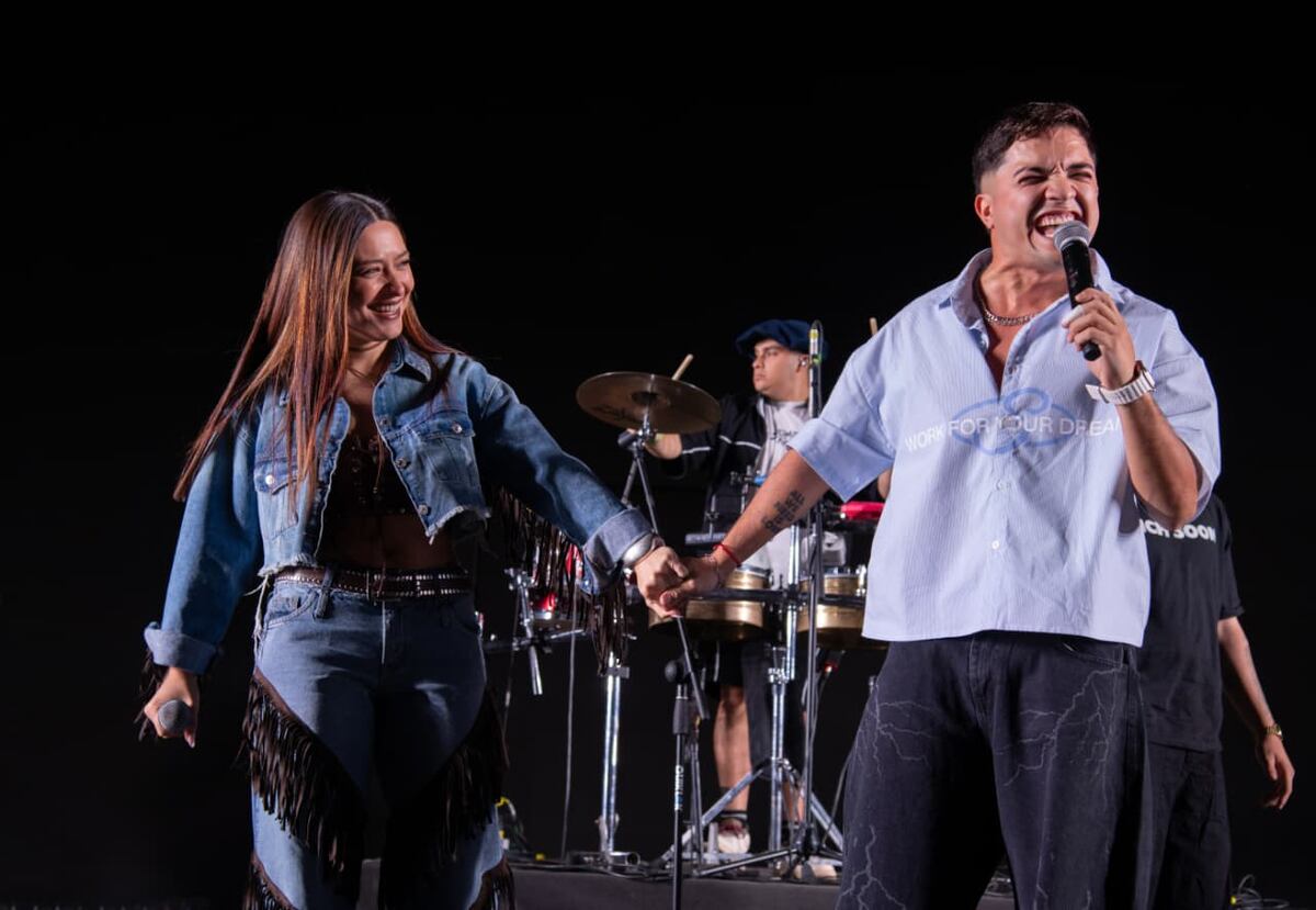 Vlaentina Márquez junto a su pareja, Simón Aguirre. La cantante también fue invitada de DesaKTa2. (La Voz).