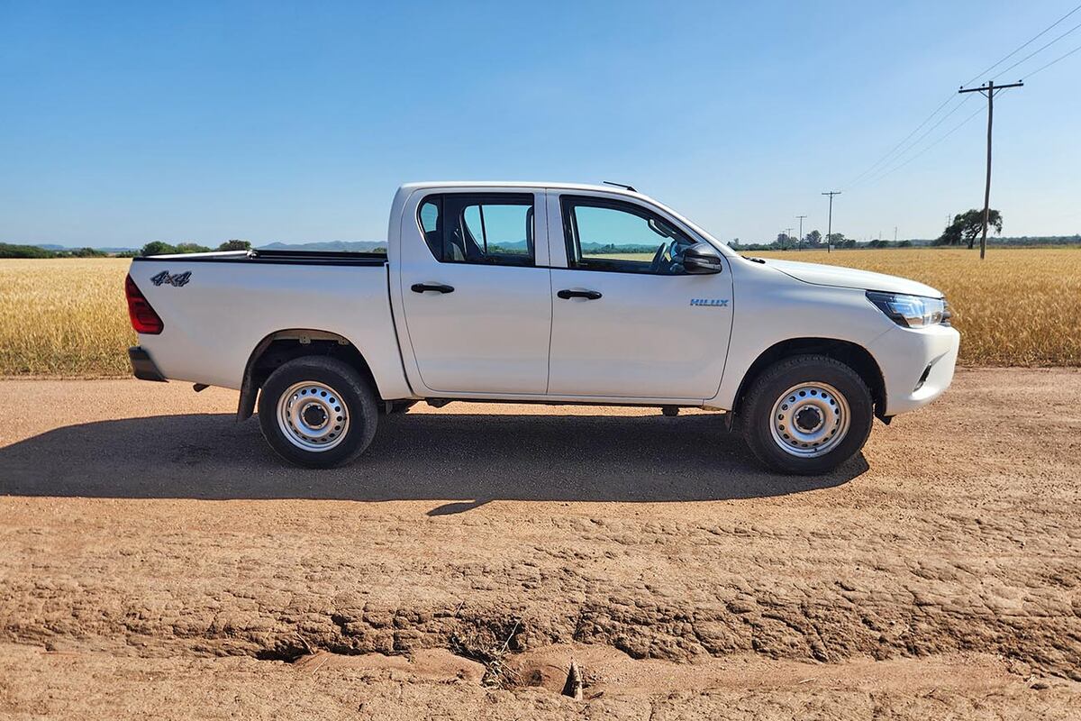 La versión doble cabina más accesible de Toyota Hilux se llama DX, la cual ahora además de ofrecerse con caja manual también cuenta con el opcional de automática de seis.