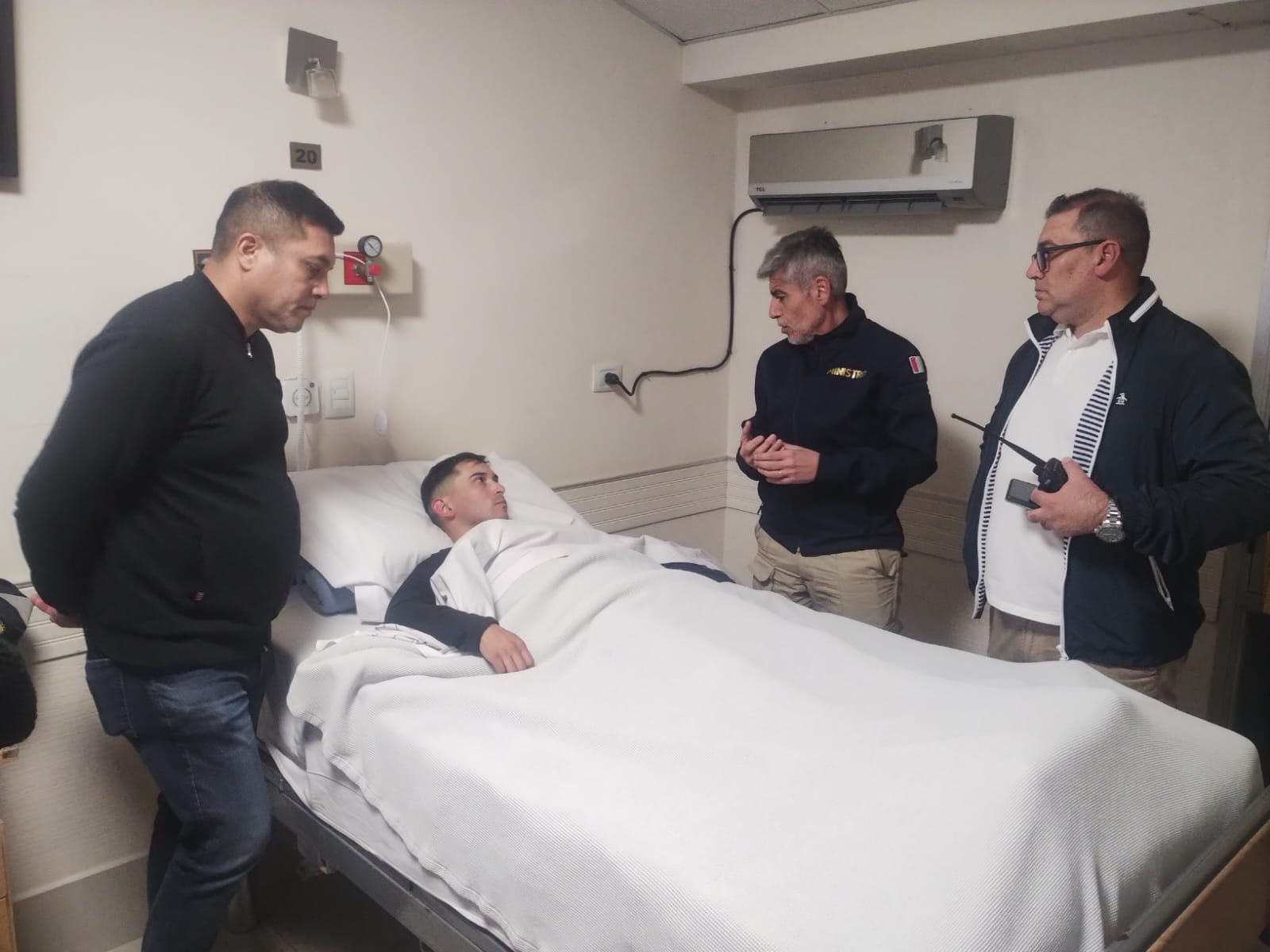 El ministro de Seguridad, Juan Pablo Quinteros, visitando al efectivo herido este sábado. (Gentileza)