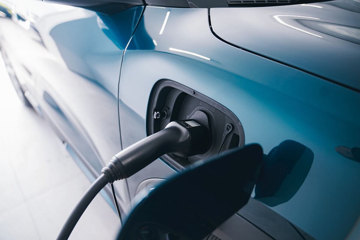 Este modelo de BYD cuenta con un cable accesorio (VTOL) que permite transmitir energía. Por ejemplo, puede dar electricidad a una cafetera.