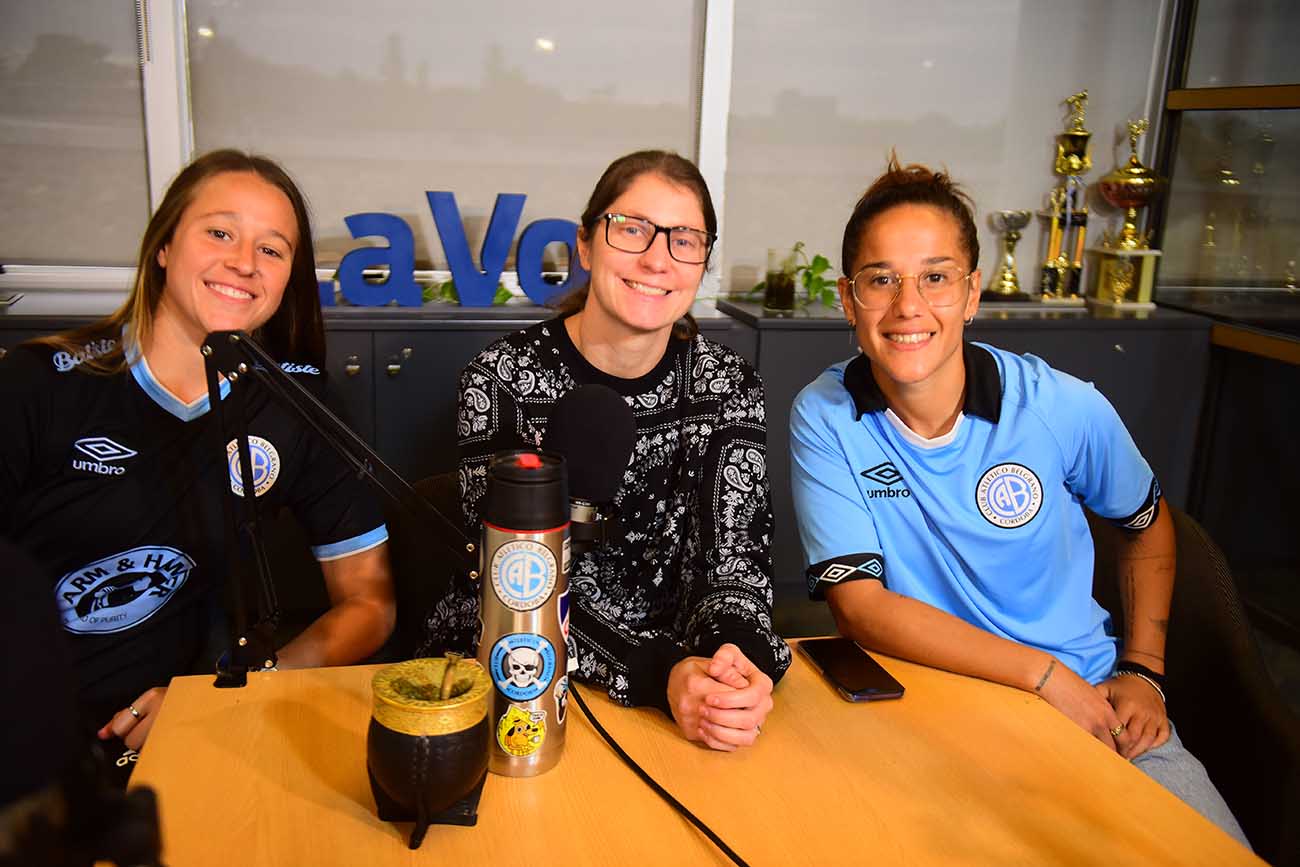 Belén Taborda y Agustina Sánchez, jugadoras de fútbol femenino de Belgrano. (José Gabriel Hernández / La Voz)