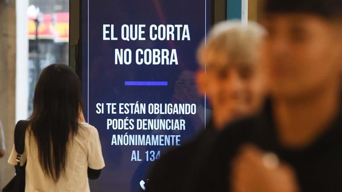 Cartelería. Que apareció en las estaciones ferroviarias de Caba (Télam).