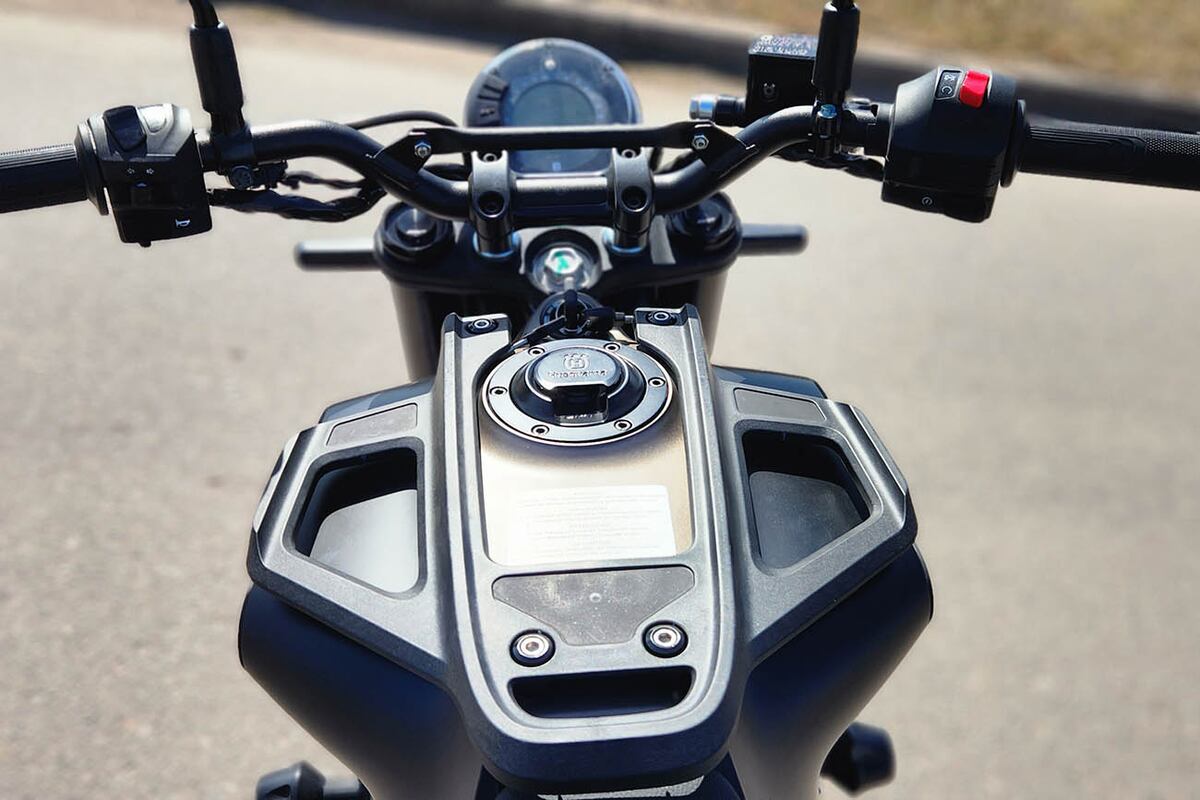 La parrilla sobre el tanque de nafta permite sujetar una mochila o un bolso pequeño. Es una solución muy práctica, que ninguna moto ofrece en el segmento.