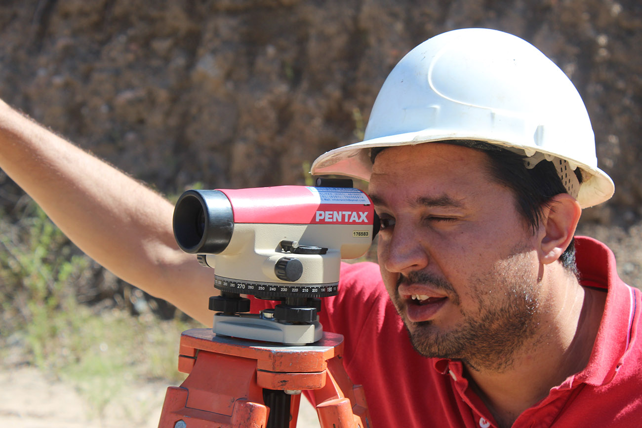 Ingeniero civil Hugo Bazán, MP 4507.