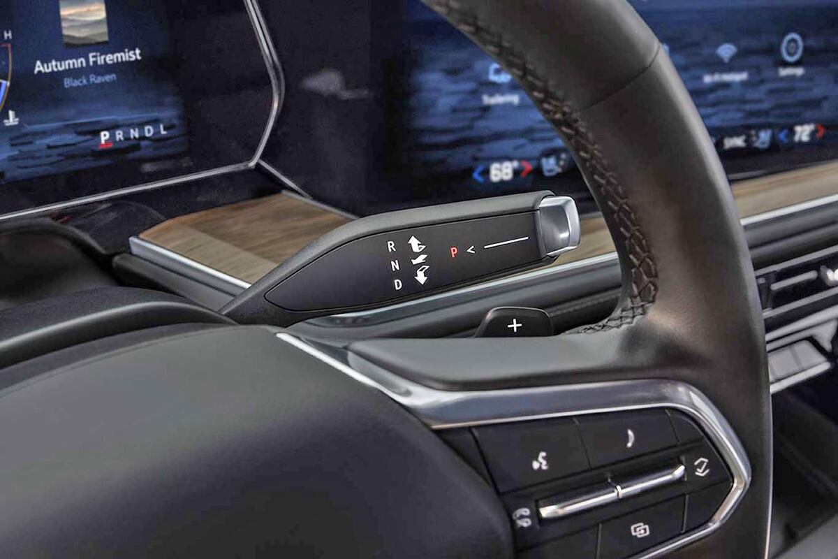 El motor está asociado a una caja automática de 10 marchas y tracción 4×4.