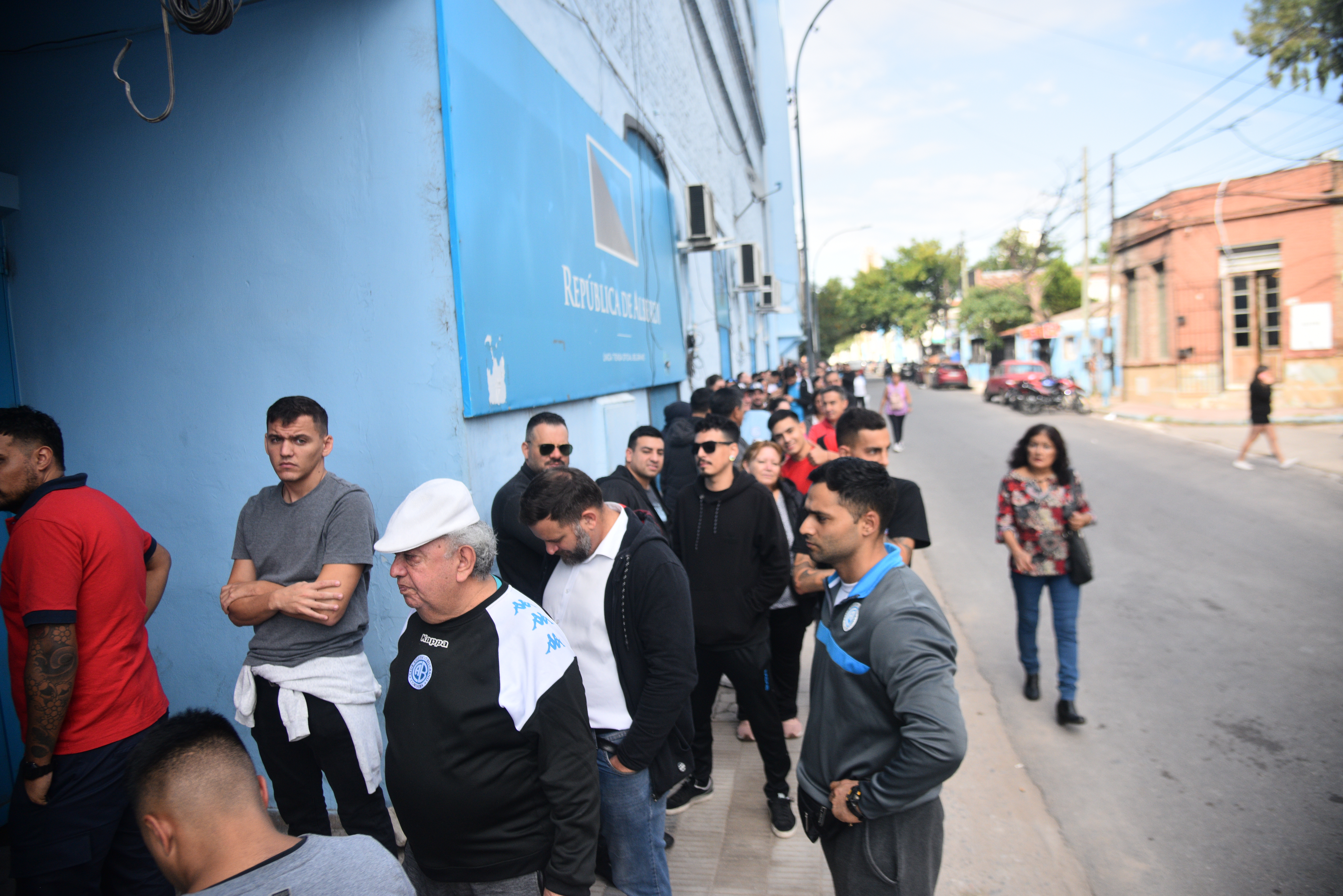 Furor de los hinchas de Belgrano por la nueva camiseta que salió a la venta este lunes. (Pedro Castillo/La Voz)
