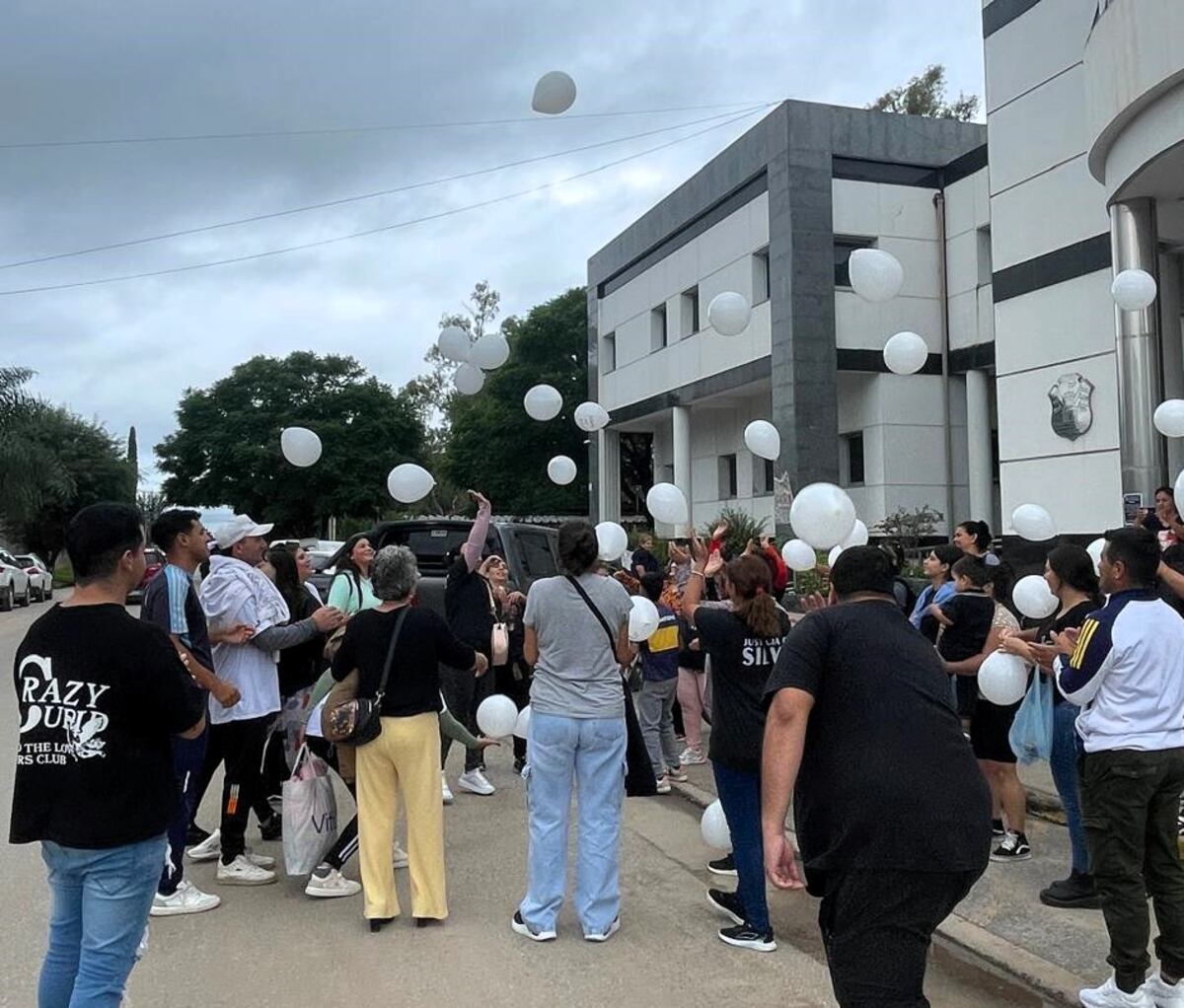 Fin del juicio por el femicido de Silvia Fría. Familiares y allegados lanzan globos en su homenaje, tras la condena.