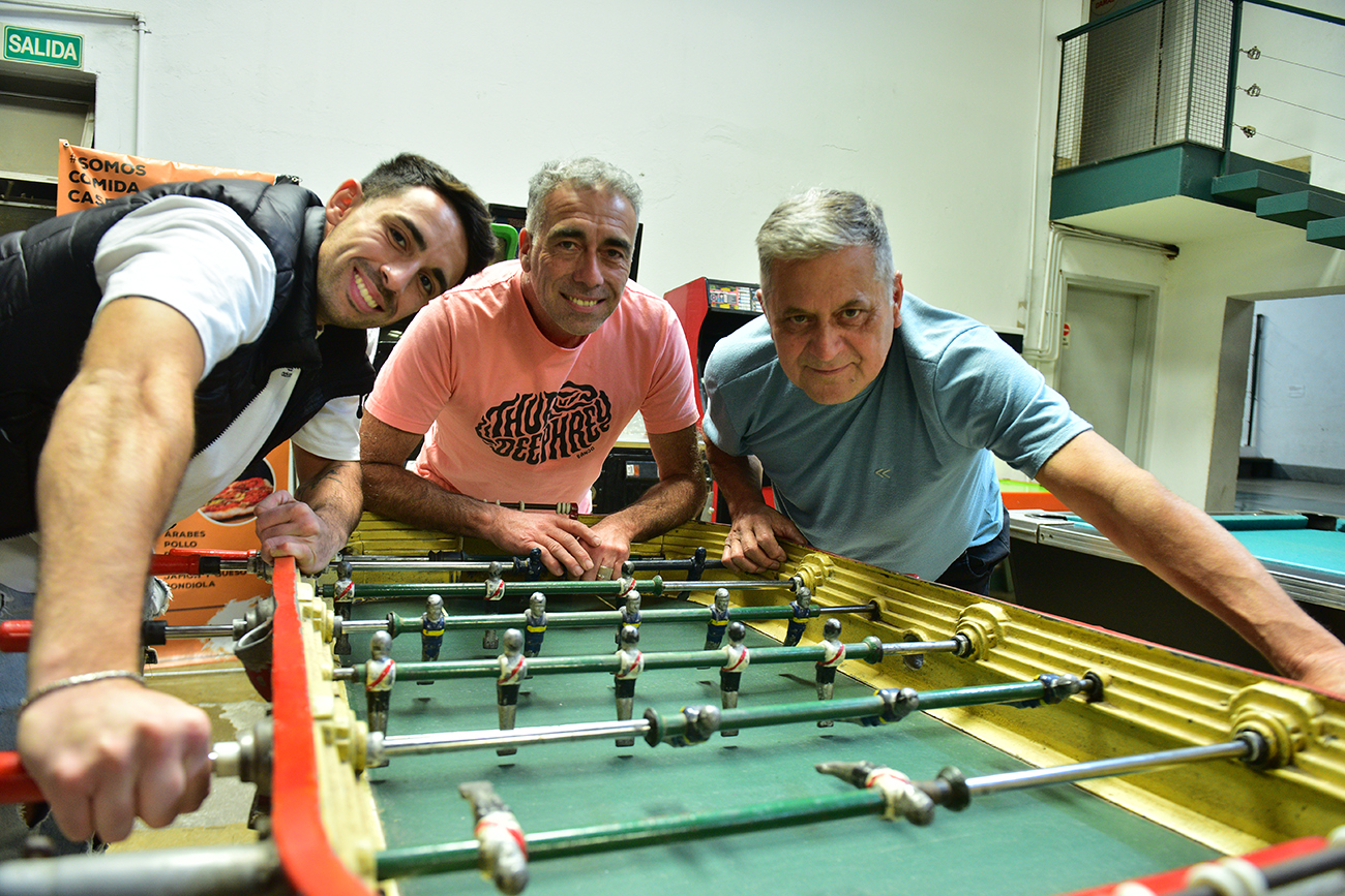 A pesar de los videos juegos el metegol sigue vigente en Córdoba. (José Gabriel Hernández / La Voz)