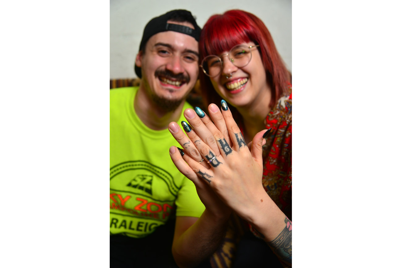 Jade y su reciente esposo Claudio, lograron casarse con el nuevo documento No Binario. (Nicolás Bravo / La Voz)