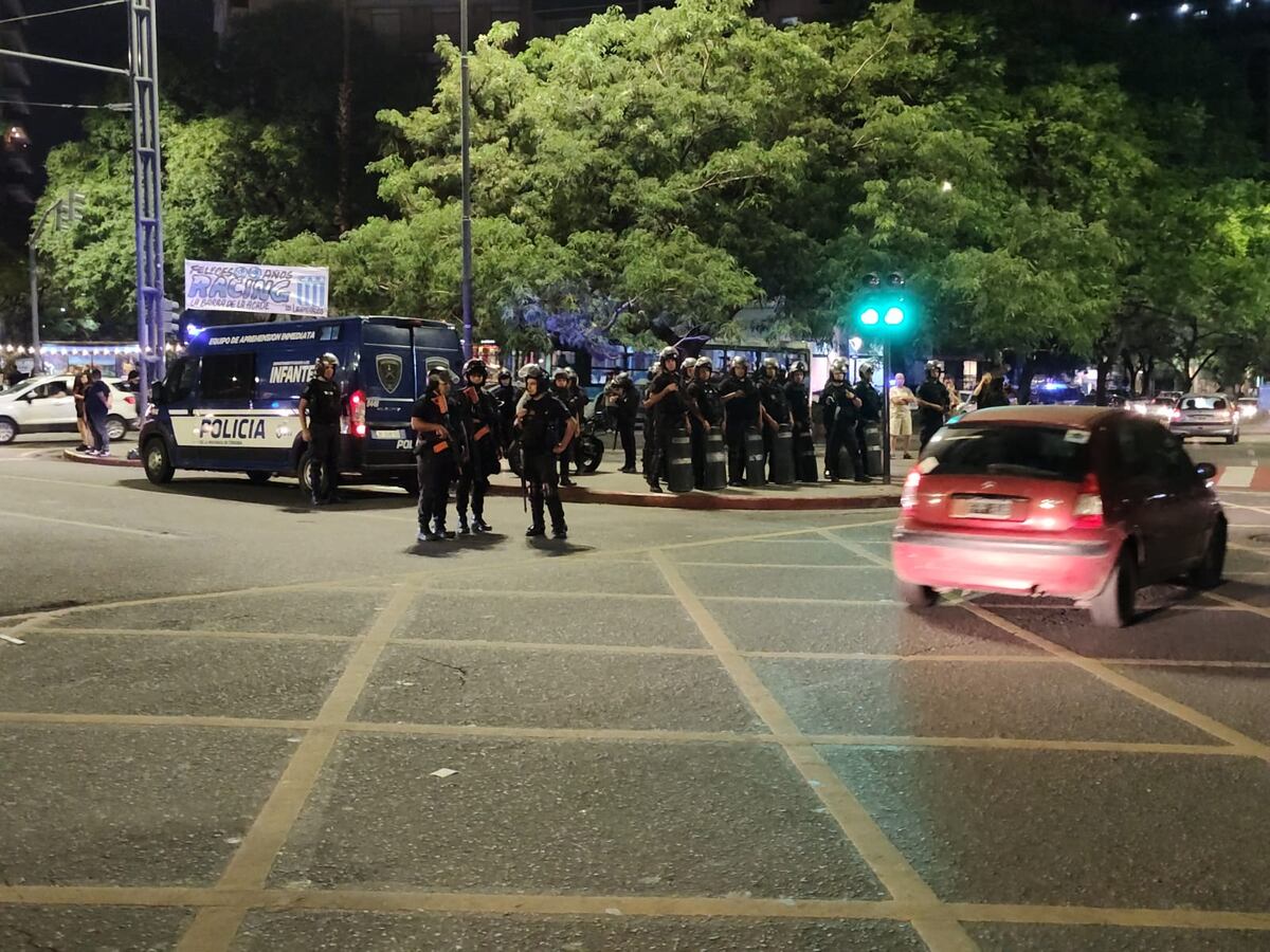 Cacerolazo en el Patio Olmos. (Facundo Luque / La Voz)