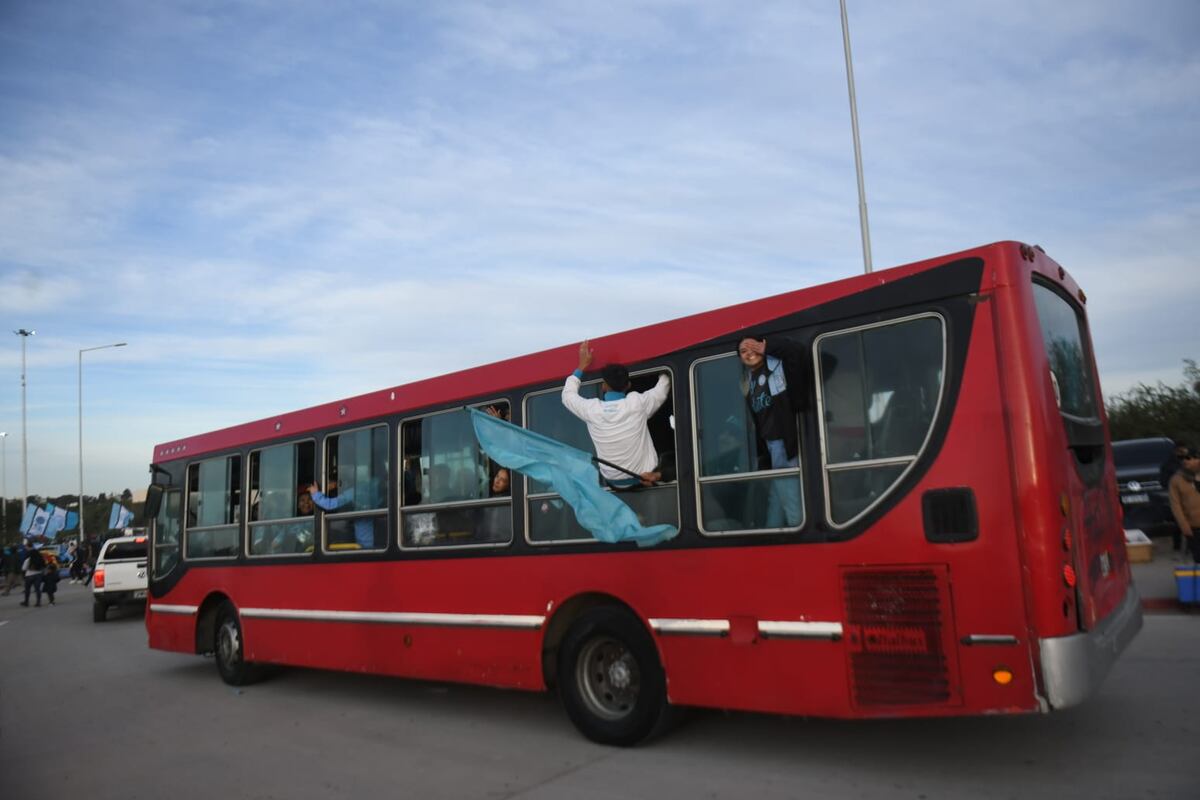 La gente de Belgrano llegando al Kempes en colectivos particulares. La hinchada que tenía transporte llevaba a otros hinchas. (Javier Ferreyra / La Voz)