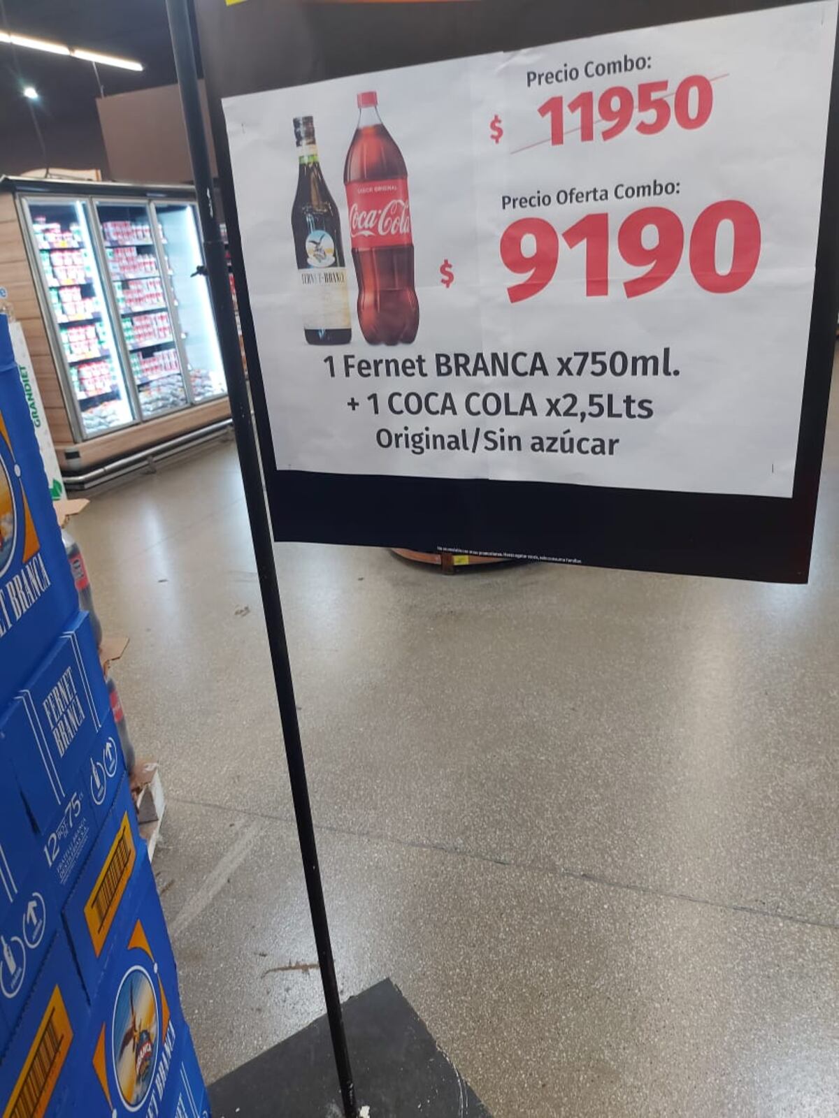 En combo. La mayoría de los súper ofrece la botella de fernet junto a una gaseosa cola de 2,5 litros. (La Voz)