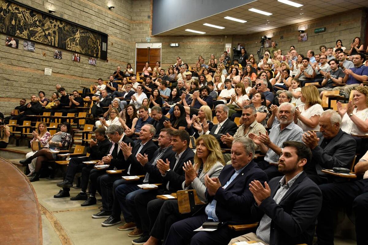 La emotiva ceremonia estuvo colmada de autoridades universitarias, representantes de distintos credos, organizaciones sociales e instituciones. (UNRC)