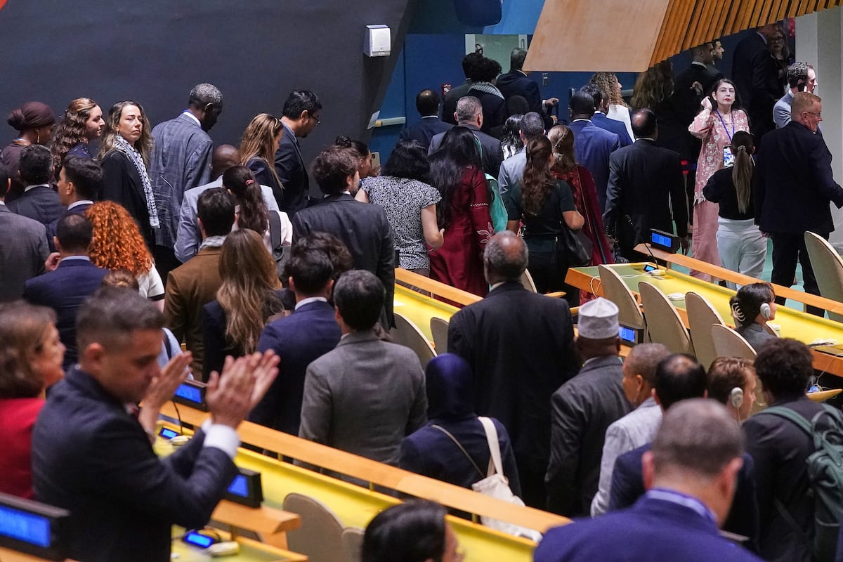Delegados de la Asamblea General de la ONU se retiran de la sede antes de que Benjamin Netanyahu empiece su discurso.