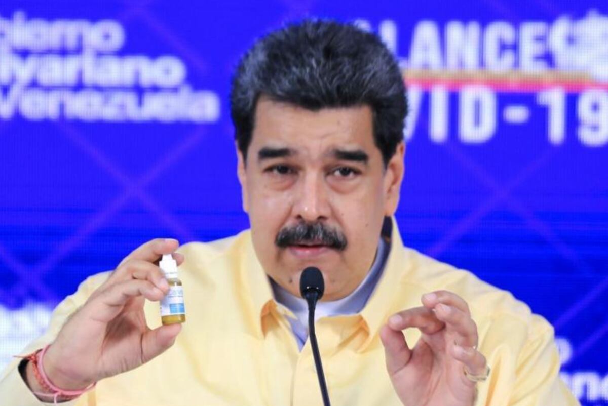 Nicolás Maduro presentó al Carvativir como "goticas milagrosas" que curan el 100% del coronavirus.