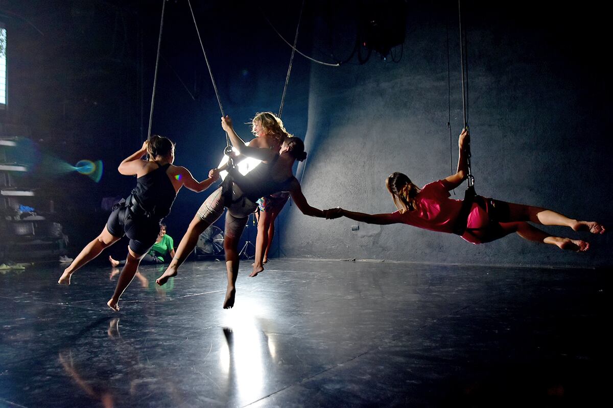Danza aérea en arnés. No es necesaria la experiencia previa pero sí haber realizado alguna vez actividad física. (Christian Luna / La Voz)