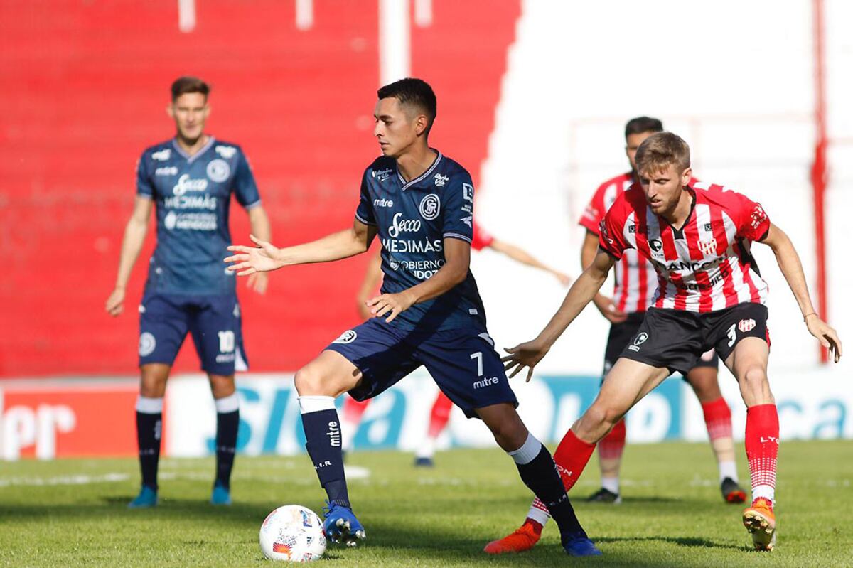 Palacio busca ante la presión de Mazur. Ocurrió en el partido de Instituto frente a Independiente Rivadavia.