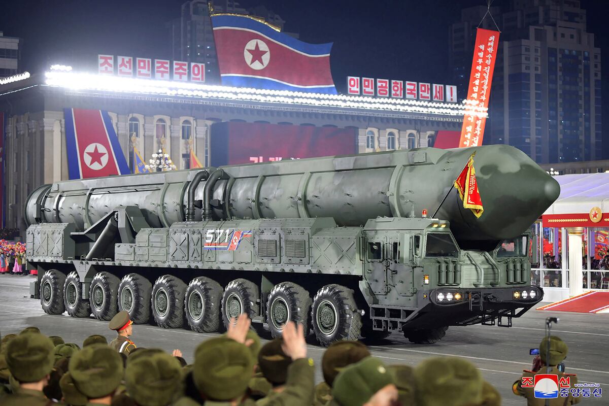El impresionante desfile militar donde Corea del Note mostró su poderío nuclear. Kim Jong-un volvió a mostrarse con su hija (Fotos AP y DPA).