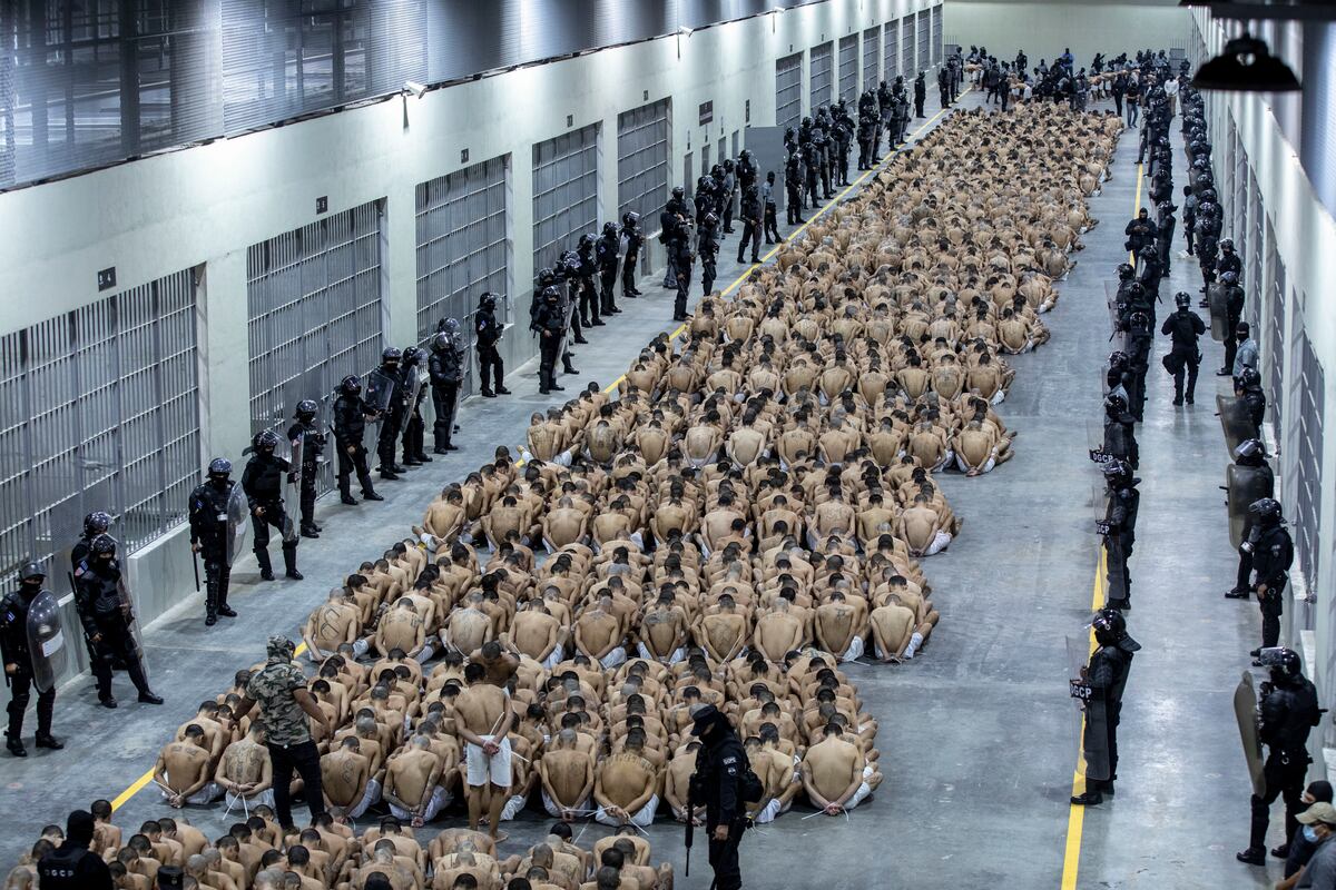 Presos en El Salvador.
