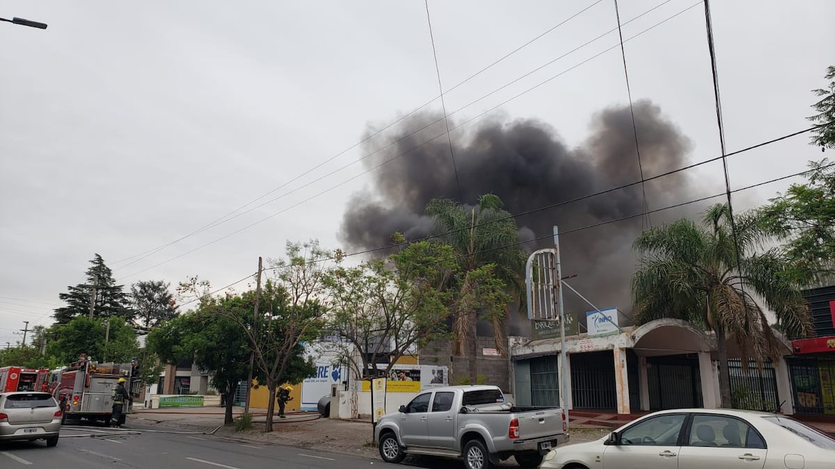Voraz incendio en la zona cercana a la Mujer Urbana en un negocio de materiales de construcción. (Javier Ferreyra)