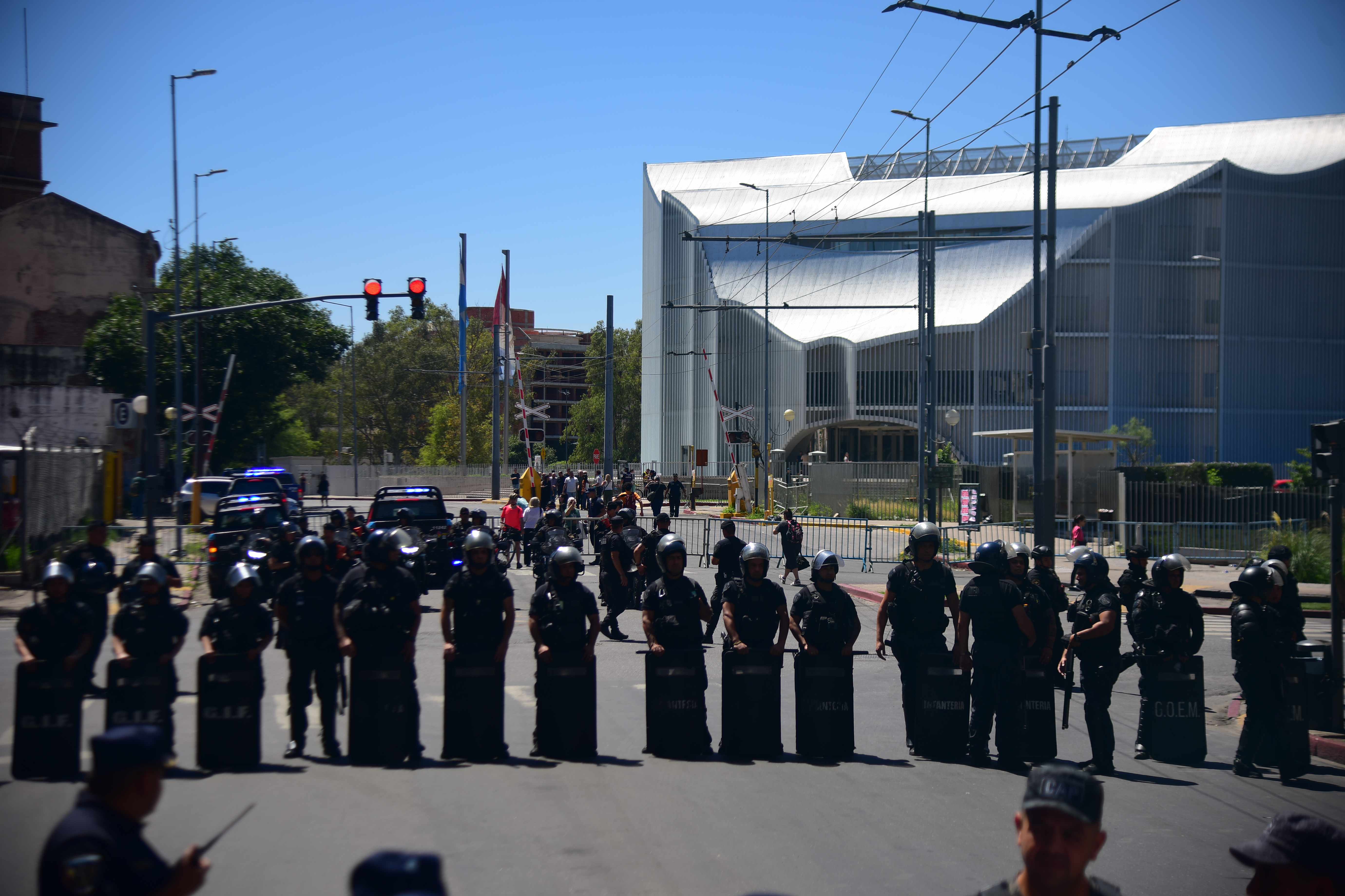 Protesta. Estatales de Córdoba marchan en rechazo al aumento de aportes para la Caja de Jubilaciones. Pedro Castillo  / La Voz