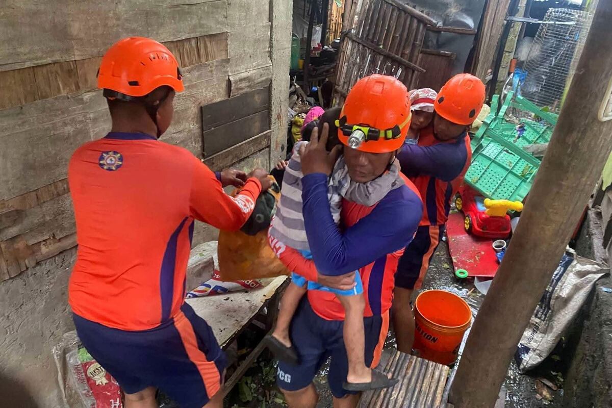Rescatistas evacuan a los residentes de Sablayan, provincia de Mindoro Occidental, Filipinas, mientras el tifón Fung-wong azota el país. (Guardia Costera de Filipinas vía AP)