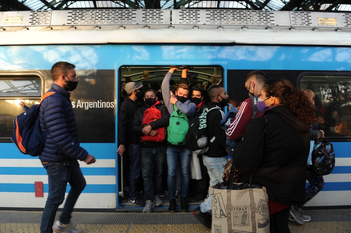 Caos en la estación Constitución por un corte de vías en Avellaneda. (Foto: Clarín)