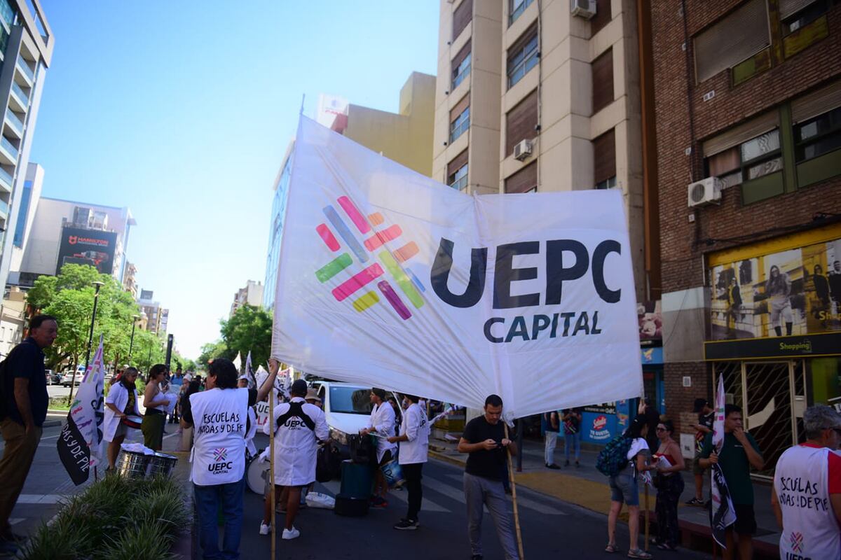 Estatales de la UEPC marchan hacia la Unicameral. (José Gabriel Hernández / La Voz)
