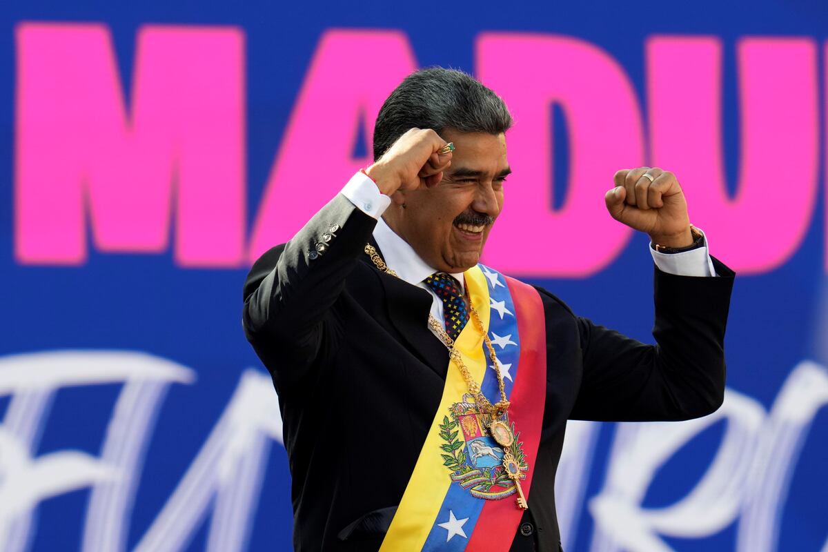 Opositores del presidente venezolano Nicolás Maduro sostienen una pancarta en la Plaza de Mayo en Buenos Aires el 9 de enero de 2025, día antes de la jura de Maduro para su tercer mandato. (AP / Natacha Pisarenko)