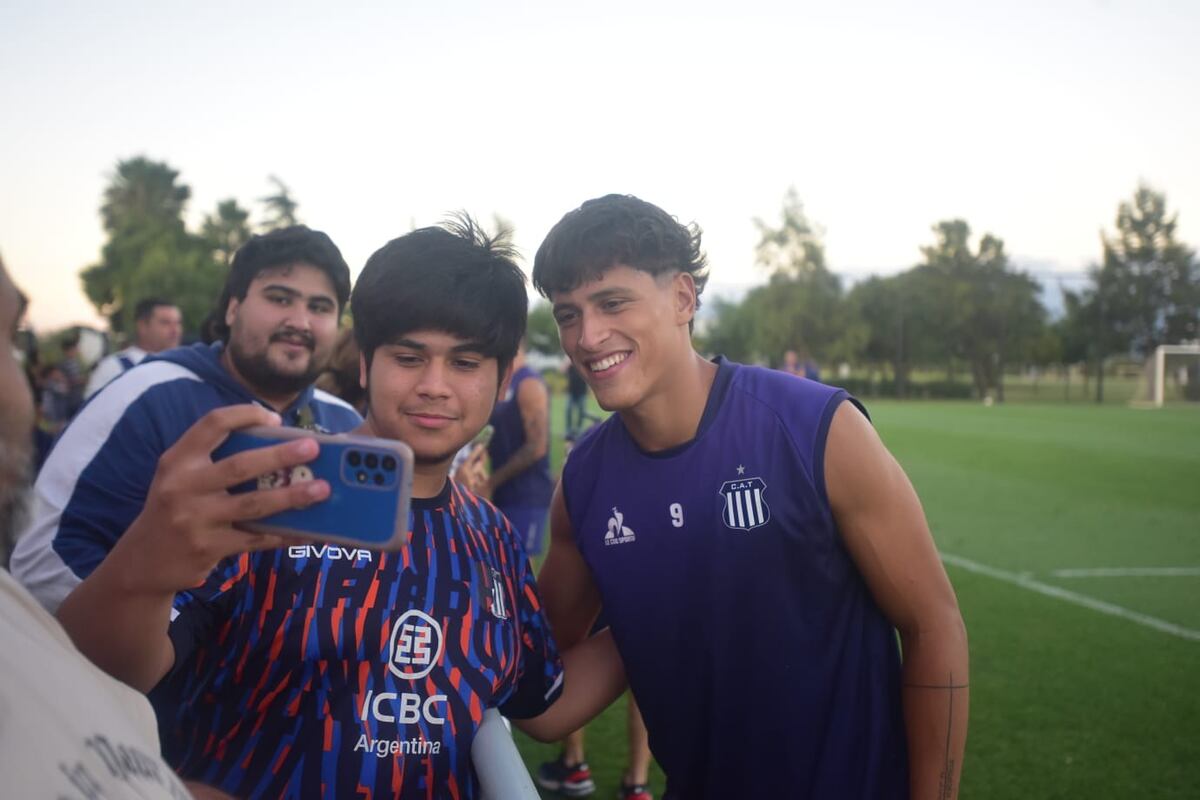 Talleres: el entrenamiento abierto reforzó el vínculo entre el plantel y su gente, en una tarde marcada por el viento y el aliento constante. (Javier Ferreyra / La Voz)