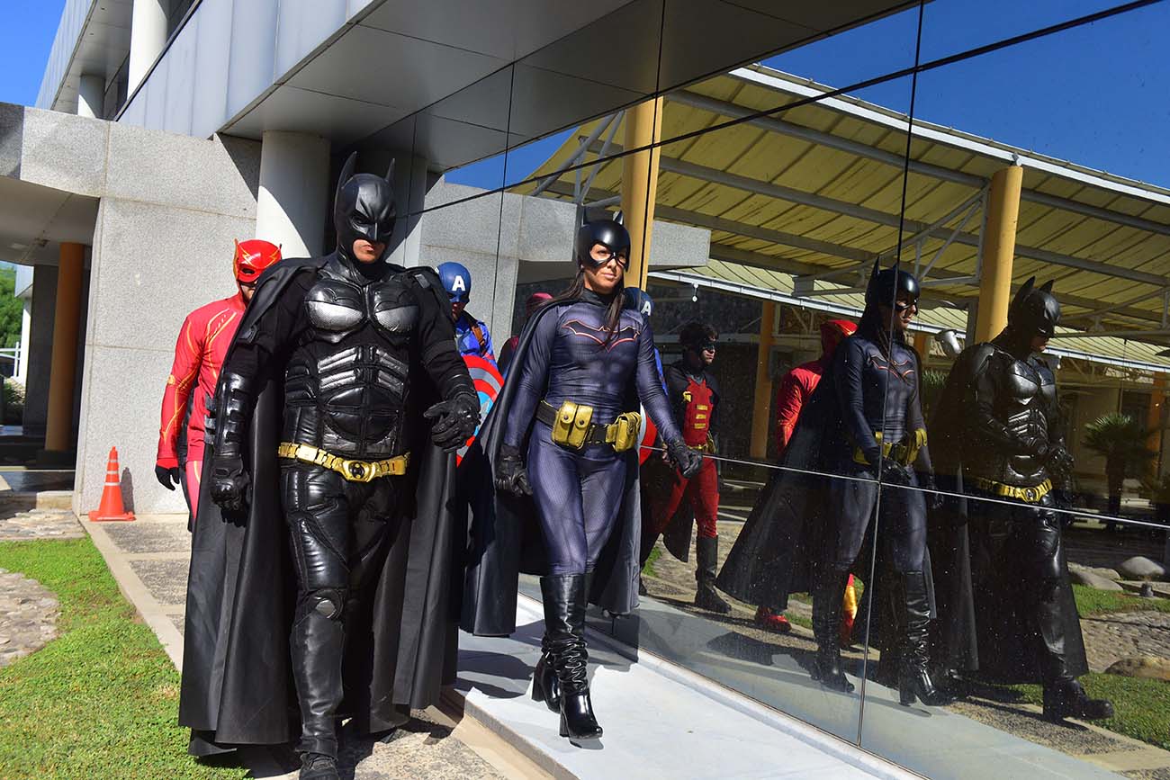 Batman y los superhéroes cordobeses de visita a la Redacción de La Voz para Historias Urbanas. (José Gabriel Hernández / La Voz)