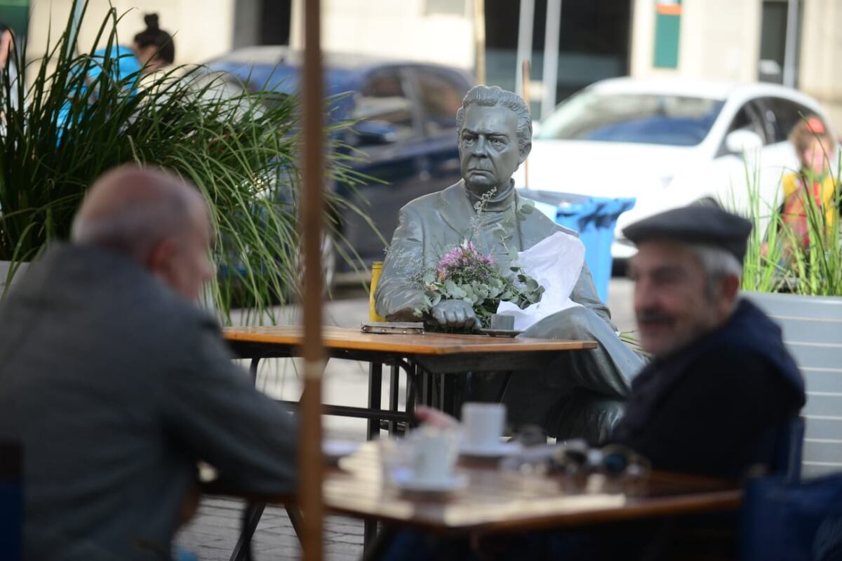 Centro. Reubicaron la estatua de Salzano (José Hernández/La Voz).