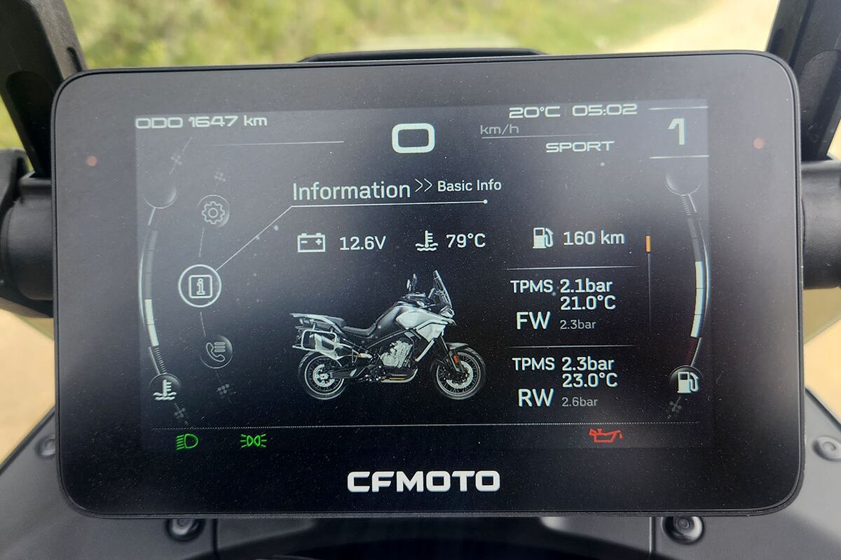 La Adventure Touring de CF viene de serie con Quickshifter bi-direccional, suspensiones KYB totalmente regulables, y frenos J.Juan.