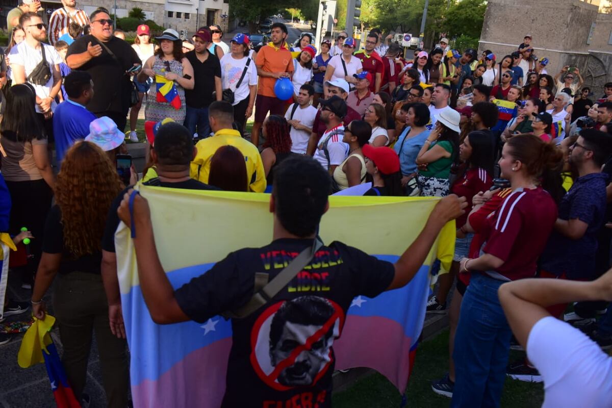 Venezolanos en Córdoba se reunieron en Plaza España para festejar la detención de Nicolás Maduro. (Jorge Peñaranda / La Voz)