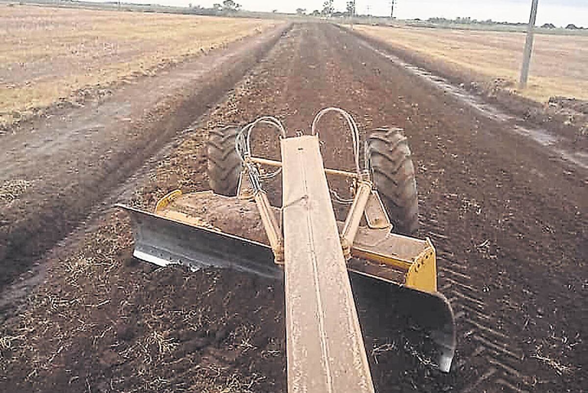 Consorcio Caminero N°124, Paraje Santa Rosa. Obra de levante con movimiento de alambrado en el camino Nº 5. Para realizar este trabajo, los vecinos de la zona cedieron tierra. / Consorcios Camineros