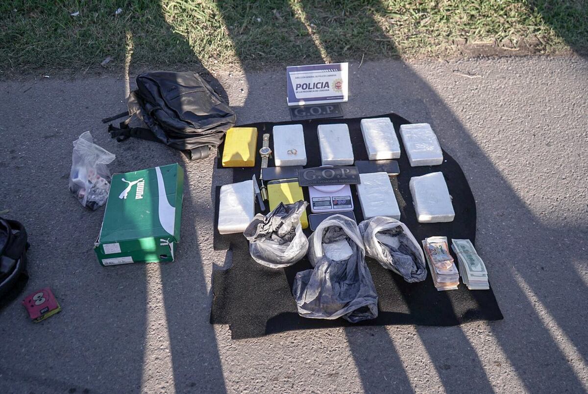 Descubrieron un importante cargamento de cocaína en plena Circunvalación: iba en un auto y con U$S 10.000. (Gentileza)