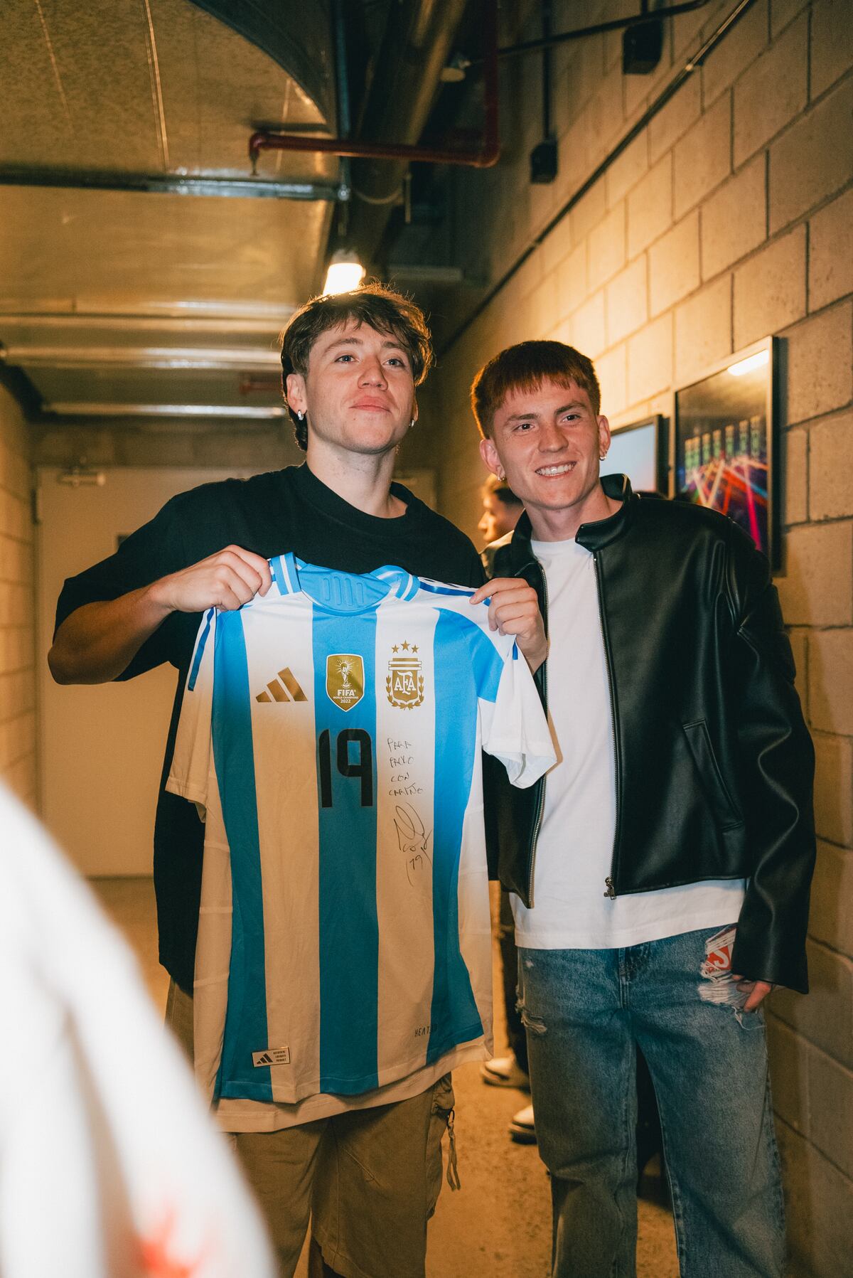 Paulo Londra ligó la camiseta del "Colo" Barco, quien fue a verlo al Movistar Arena. (Gentileza @soliur y Prensa Londra)