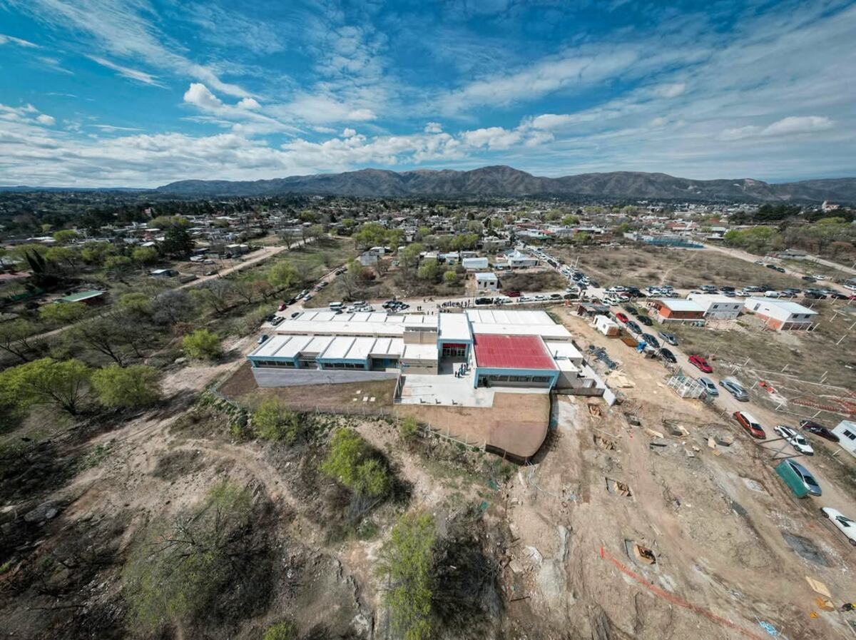 Vista panorámica y desde ángulo picado de la escuela ProA de La Falda (Web).