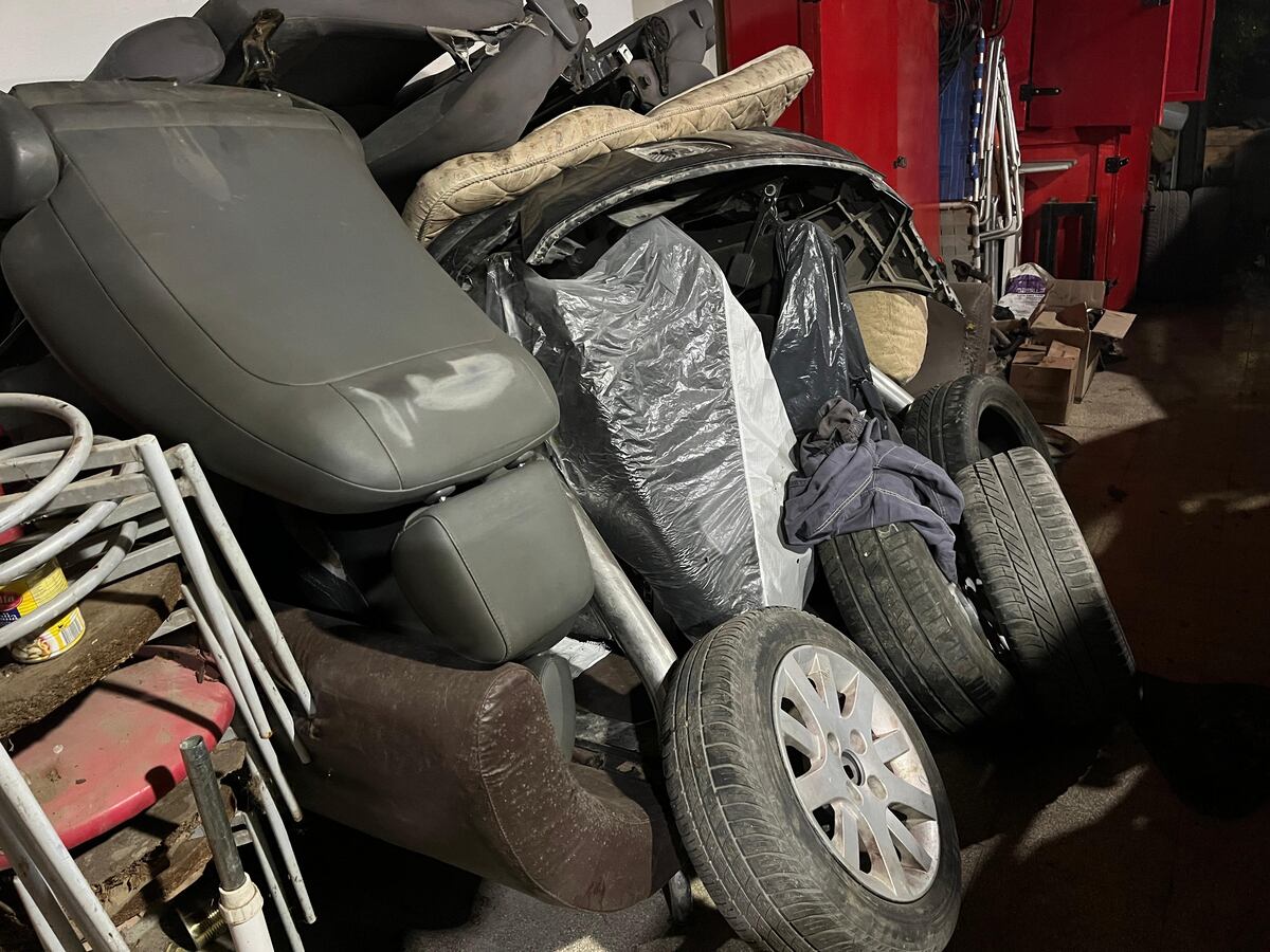 Allanamientos y se secuestro de autos, autopartes, dinero y armas. (Policía)