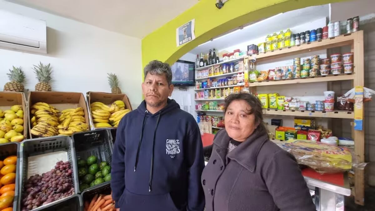 Juan Carlos y Eva, los vendedores víctimas del robo y las amenazas del delincuente. (Gentileza El Doce)