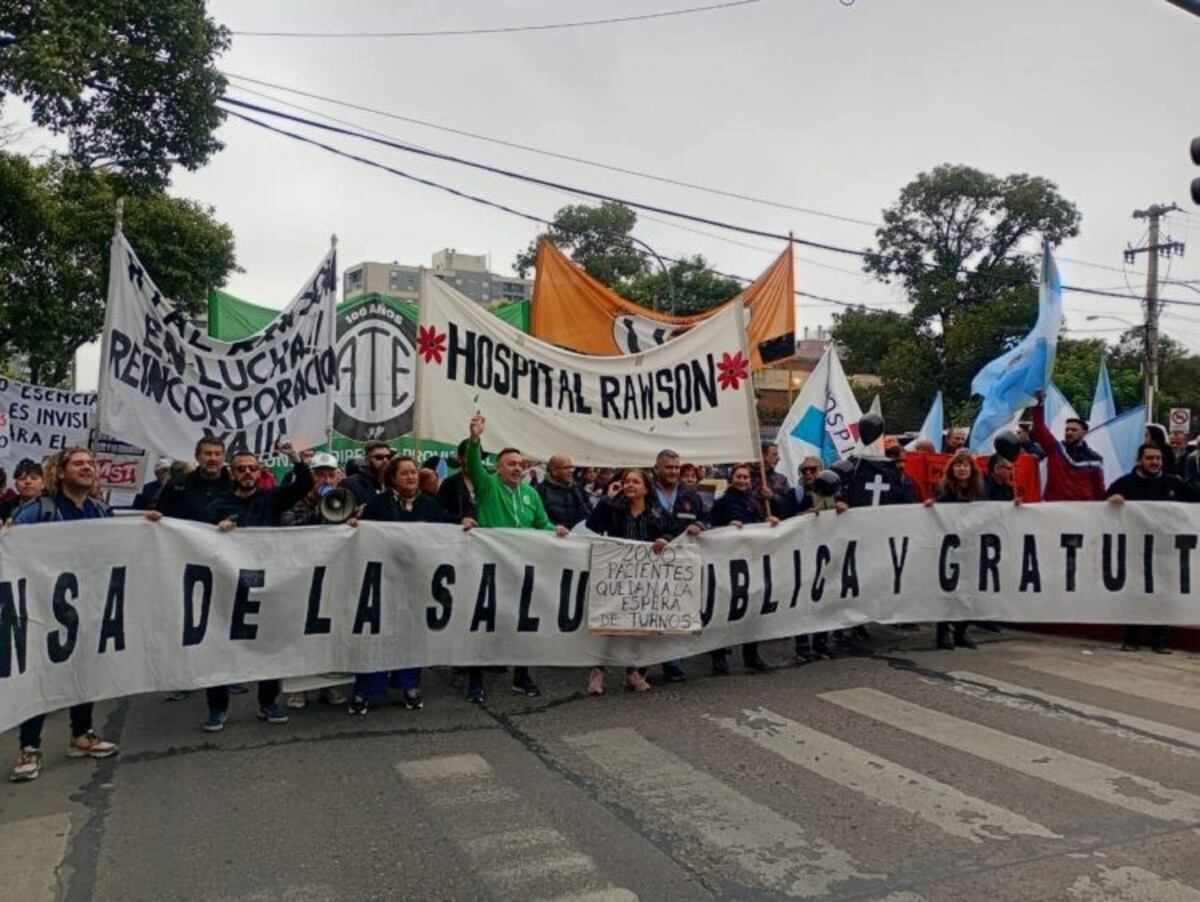 Reclamo. Este jueves, en el Polo Sanitario hubo una manifestación del personal de Salud, reclamando una mejora salarial.