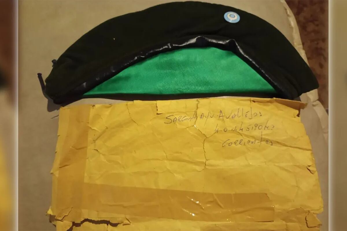 La boina estuvo guardada durante años junto a un sobre con el nombre del Sargento Ayudante A. Vallejos. (TN)