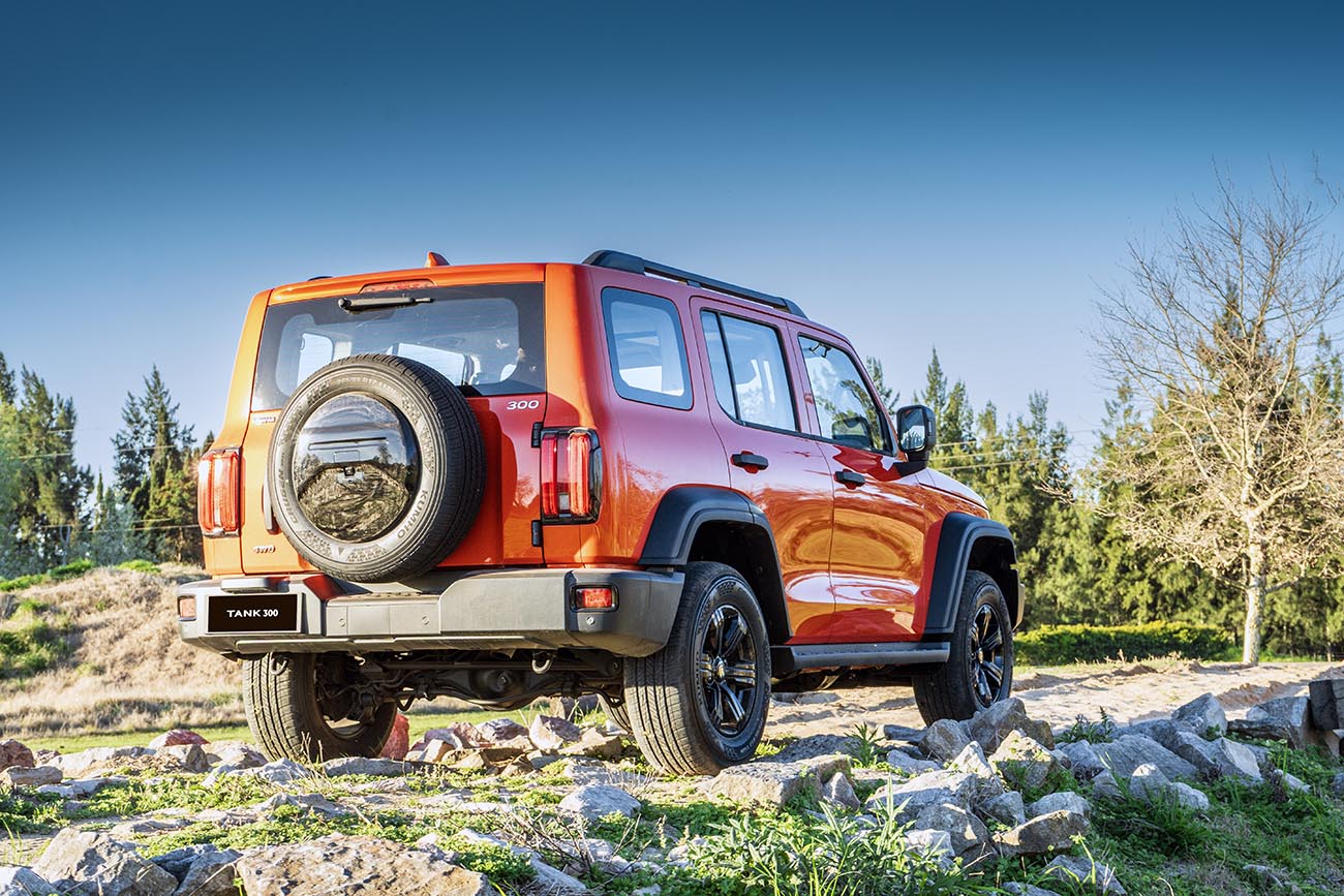 Trae llantas de aleación de 17” y neumáticos 265/65 R17. La capacidad del tanque de combustible es de 70 litros.